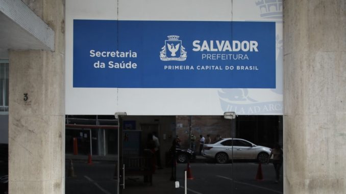 Fachada do prédio do Supremo Tribunal Federal em Brasília com a estátua da Justiça sentada em primeiro plano.