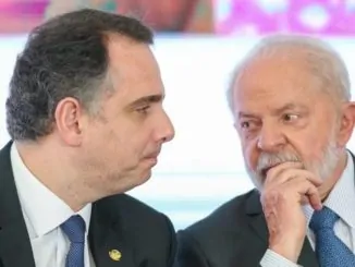 O senador Rodrigo Pacheco em ambiente institucional.