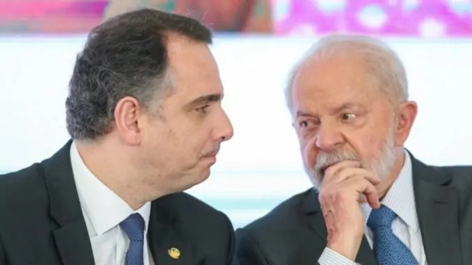 O senador Rodrigo Pacheco em ambiente institucional.