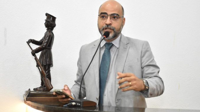 Vereador Pedro Américo discursando na tribuna da Câmara Municipal de Feira de Santana.